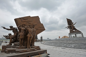 建軍雕塑廣場(chǎng)9組雕塑安裝完成 預(yù)計(jì)月底全部完工